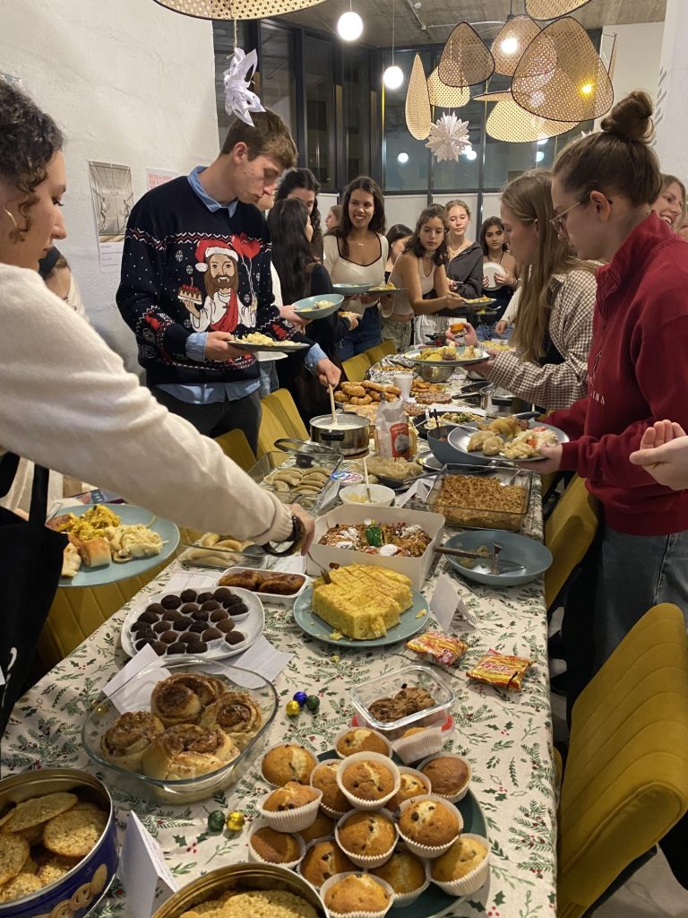 friendsgiving-celebrations