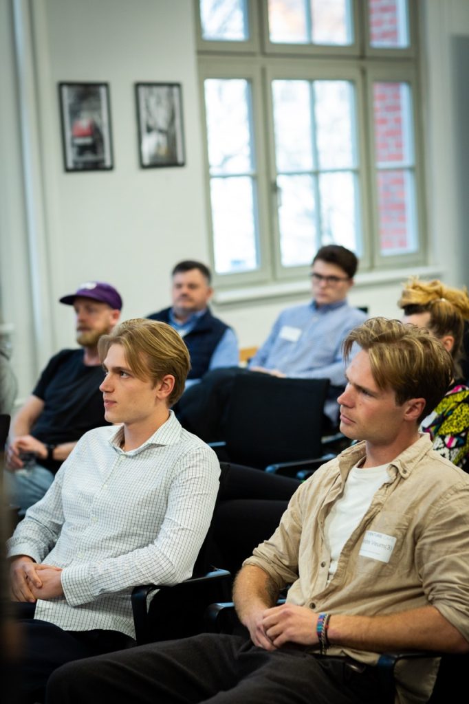 venture-cafe-pitch-with-forward-college-moreapp