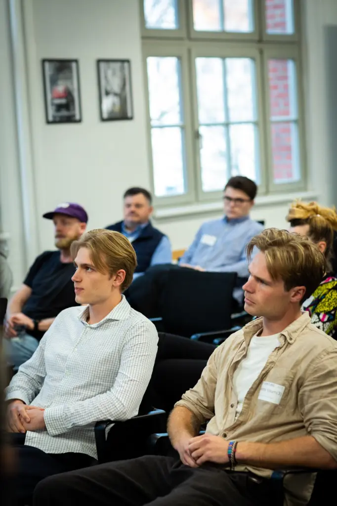venture-cafe-pitch-with-forward-college-moreapp